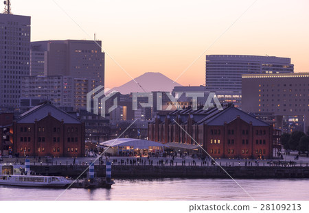 Minato Mirai Sunset and Mount Fuji 28109213