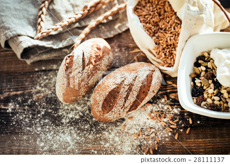 fresh bread 28111137