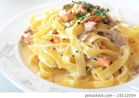 美味的三文魚奶油麵食 28112054