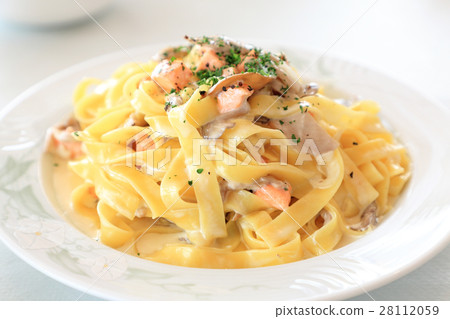 美味的三文魚奶油麵食 28112059