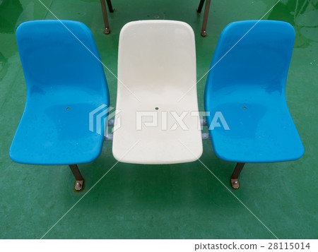 Rain-wetted plastic chair 28115014