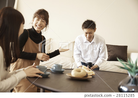 塔公寓男人和女人享受茶和聊天 塔公寓男人和女人享受茶和聊天 28115285