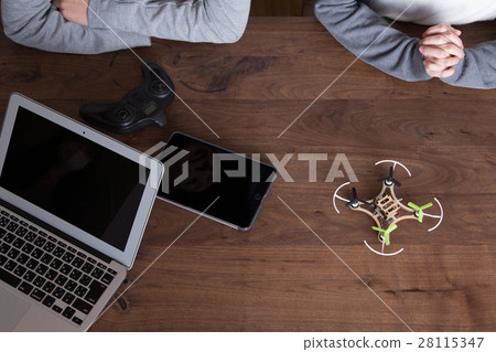 無人機和一個年輕的男人和女人 28115347