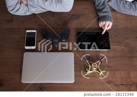 無人機和一個年輕的男人和女人 28115348
