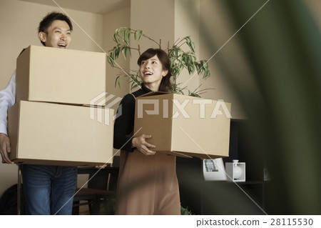 A couple taking a tower apartment moving work A couple taking a tower apartment moving work 28115530