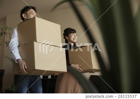 A couple taking a tower apartment moving work 28115537