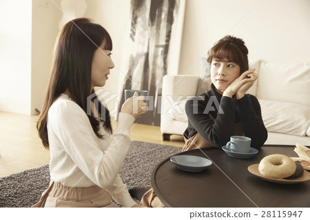 婦女享受塔公寓聊天 28115947