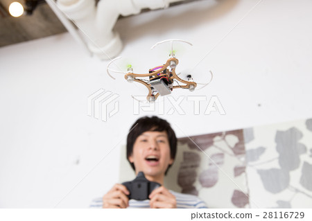 無人機和一個年輕人 28116729