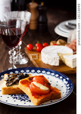 Crossini and red wine Crossini and red wine 28118049