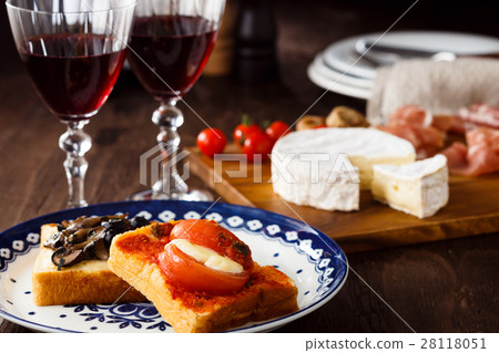 Crossini and red wine Crossini and red wine 28118051