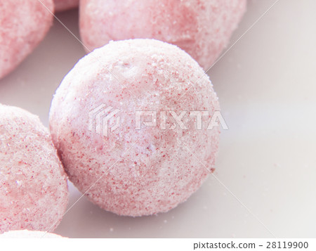 Round baked confectionery with strawberry flavor 28119900