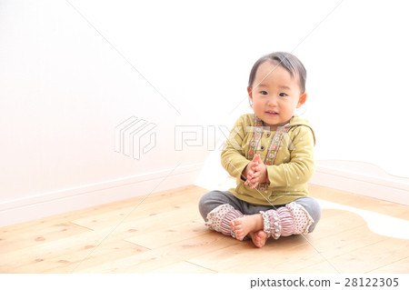 One year old girl sitting 28122305