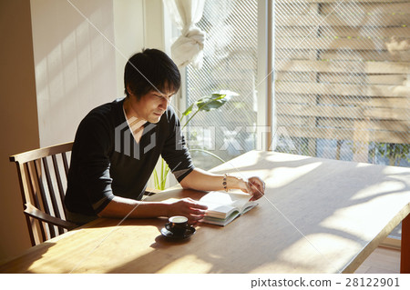 男性在30歲的假期閱讀 28122901