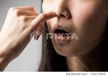 一個把鼻屎帶走的女人 28123844