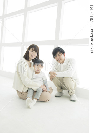 Three parents and children staying in the living room 28124141