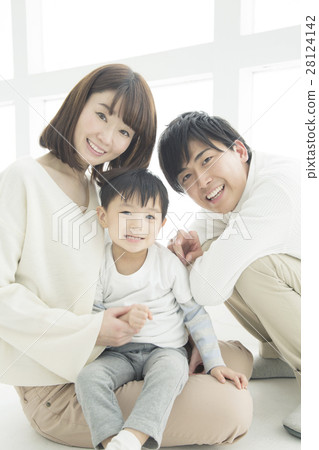 Three parents and children staying in the living room 28124142
