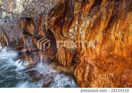 三洞洞穴噴岩 28124310