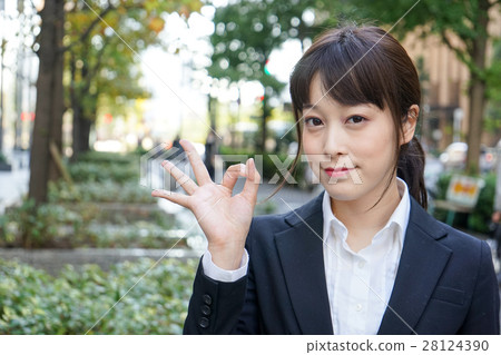 做好標誌的年輕女商人 28124390