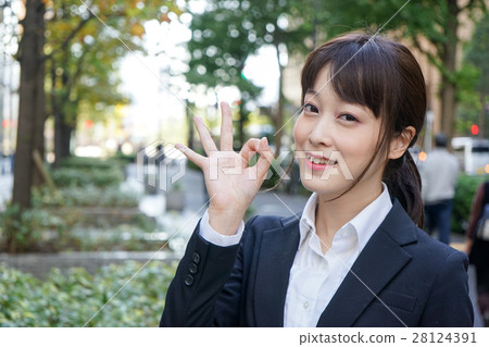 做好標誌的年輕女商人 做好標誌的年輕女商人 28124391