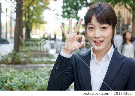 做好標誌的年輕女商人 做好標誌的年輕女商人 28124392