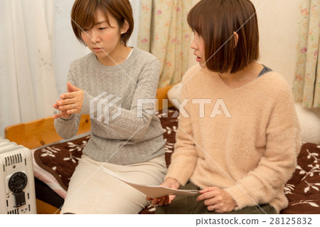 兩個女人享受交談 兩個女人享受交談 28125832
