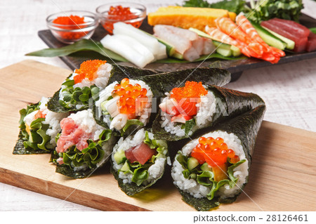 Hand rolled sushi 28126461