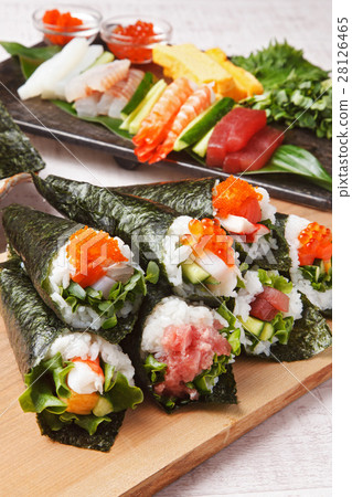 Hand rolled sushi 28126465