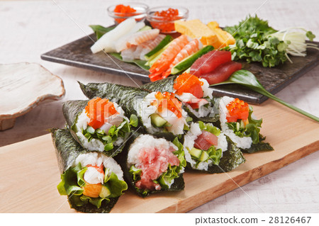 Hand rolled sushi 28126467
