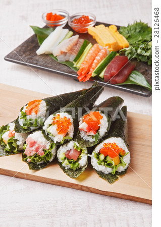 Hand rolled sushi 28126468