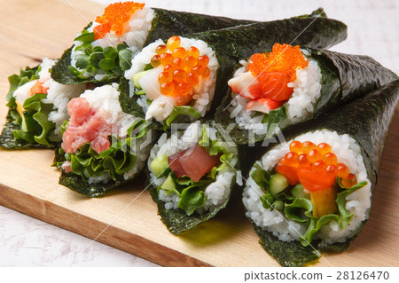 Hand rolled sushi 28126470