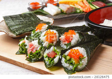 Hand rolled sushi 28126475