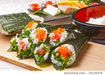 Hand rolled sushi 28126476
