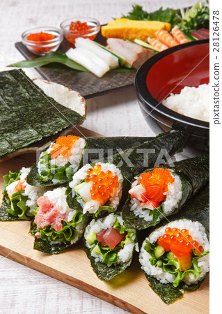Hand rolled sushi 28126478