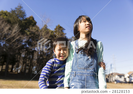 Two sisters and two outdoor parks Portrait friend friend blue sky Two sisters and two outdoor parks Portrait friend friend blue sky 28128153
