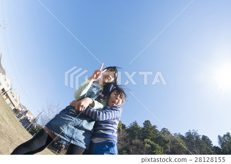 Two sisters and two outdoor parks Portrait friend friend blue sky super wide-angle lens flare solar copy space Two sisters and two outdoor parks Portrait friend friend blue sky super wide-angle lens flare solar copy space 28128155