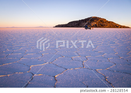 Sunrise with jeep at Salar de Uyuni, Bolivia 28128554