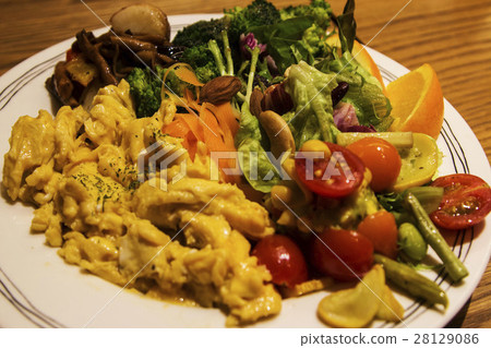 經濟實惠的輕食炒蛋生菜 經濟實惠的輕食炒蛋生菜 28129086