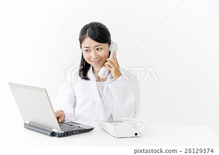 白人女士之前打電話給PC的女人 28129374