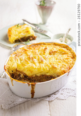 cottage pie with potato and minces meat 28129760