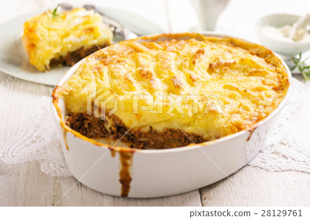 cottage pie with potato and minces meat 28129761