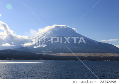 富士山穿著薄薄的雲 28132896