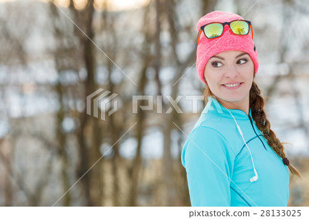 Young girl in winter park 28133025