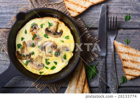 Scrambled eggs with mushrooms 28133774