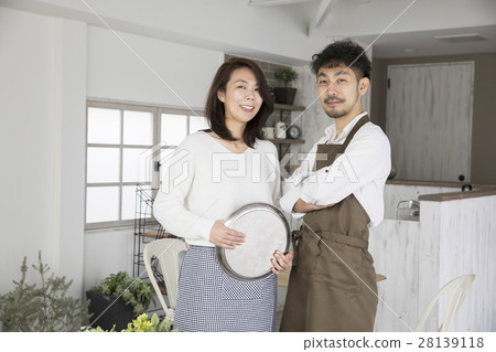 Middle couple business image Middle couple business image 28139118