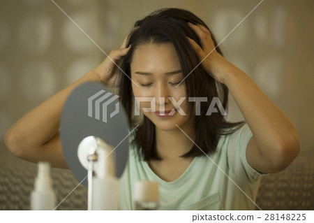 一位年輕的女士按摩頭皮 28148225