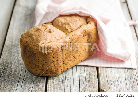 Homemade wholemeal bread 28149122