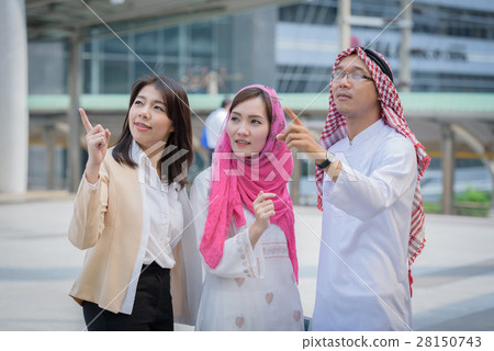 businesswoman talking business arabian couple businesswoman talking business arabian couple 28150743