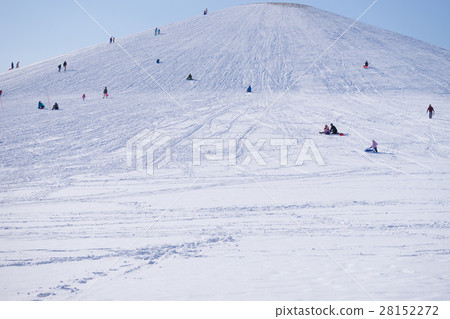 People playing on a snowy mountain 28152272