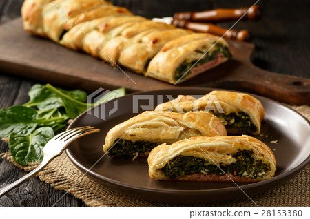 Puff pastry pie with spinach, ham and cheese. Puff pastry pie with spinach, ham and cheese. 28153380