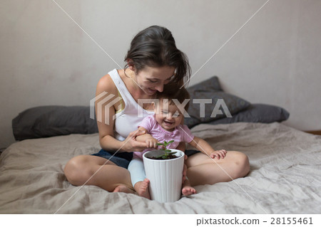 young beautiful mother and baby to learn  plants 28155461